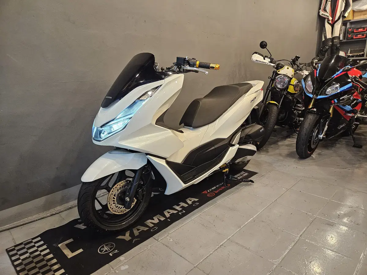 부산 PCX 21년식 화이트 색상 판매합니다.